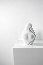 Fine Rib Teardrop Vase - 3D printed vase by Valence Objects