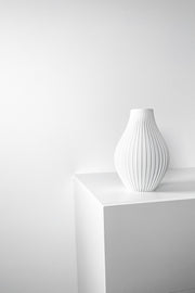 Fine Rib Teardrop Vase - 3D printed vase by Valence Objects